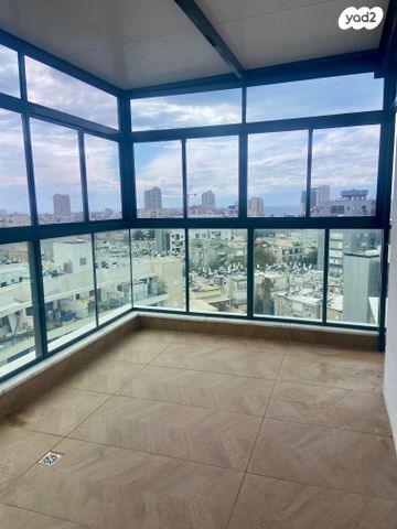 גג/ פנטהאוז, מ"ג 15, לב העיר, בת ים