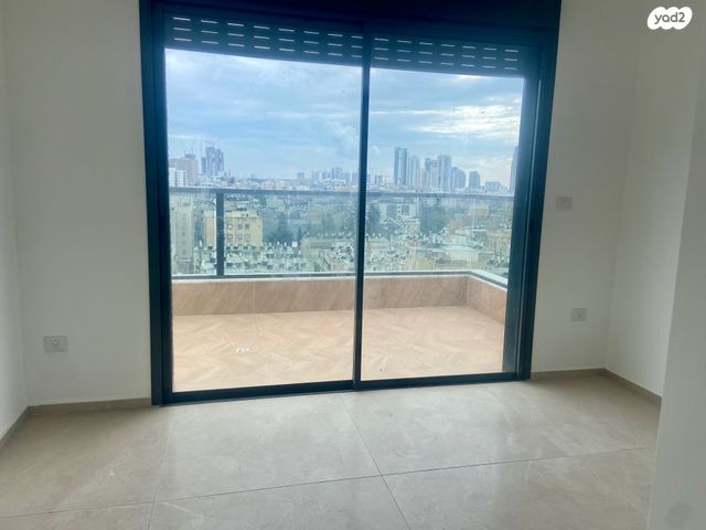 גג/ פנטהאוז, מ"ג 15, לב העיר, בת ים