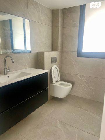 גג/ פנטהאוז, מ"ג 15, לב העיר, בת ים