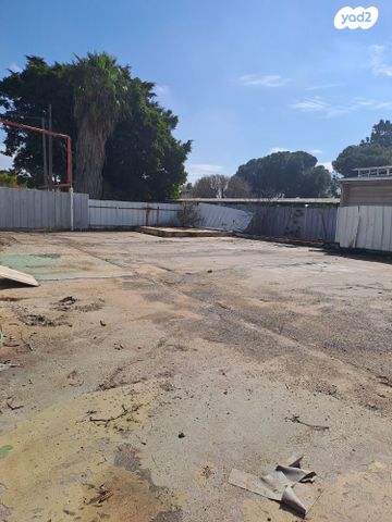 מבני תעשיה, היוצר, כפר תבור