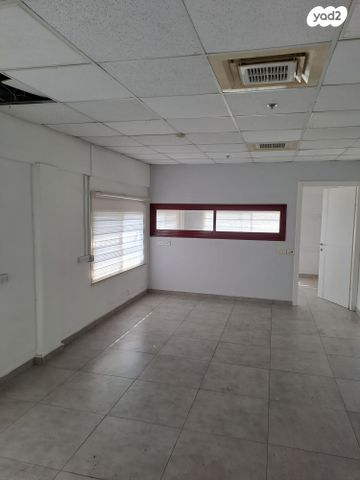 מבני תעשיה, היוצר, כפר תבור