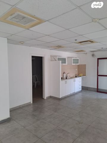 מבני תעשיה, היוצר, כפר תבור