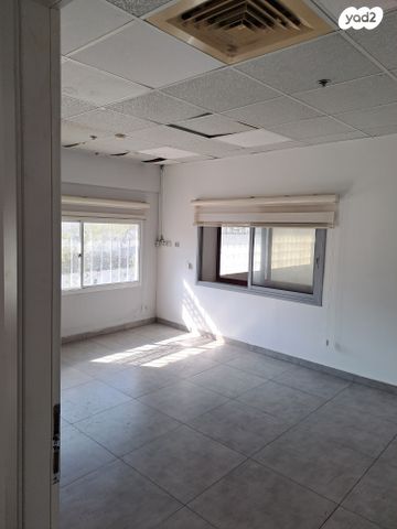 מבני תעשיה, היוצר, כפר תבור