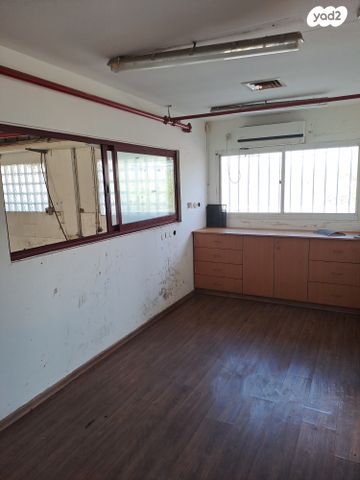 מבני תעשיה, היוצר, כפר תבור