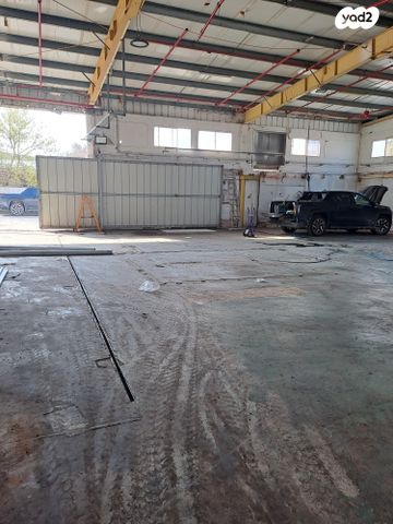 מבני תעשיה, היוצר, כפר תבור