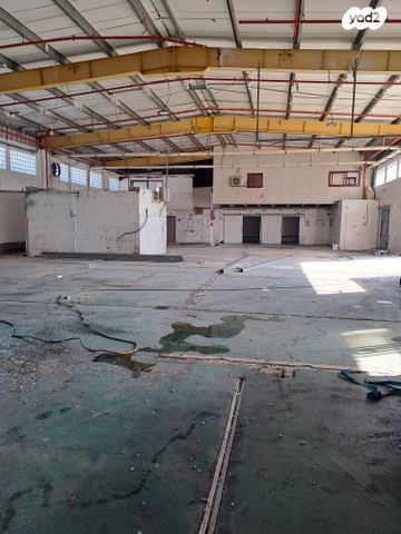 מבני תעשיה, היוצר, כפר תבור