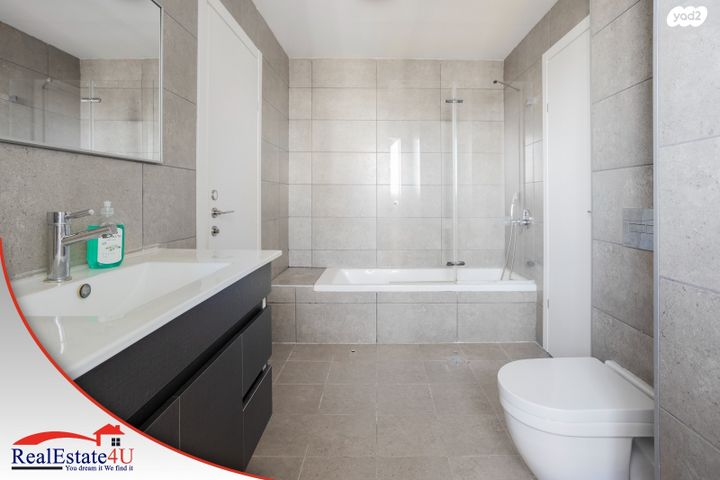 גג/ פנטהאוז, אריק לביא 18, עיר ימים, נתניה