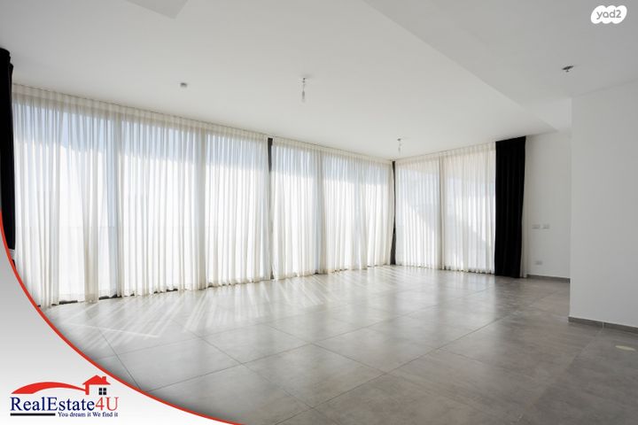 גג/ פנטהאוז, אריק לביא 18, עיר ימים, נתניה