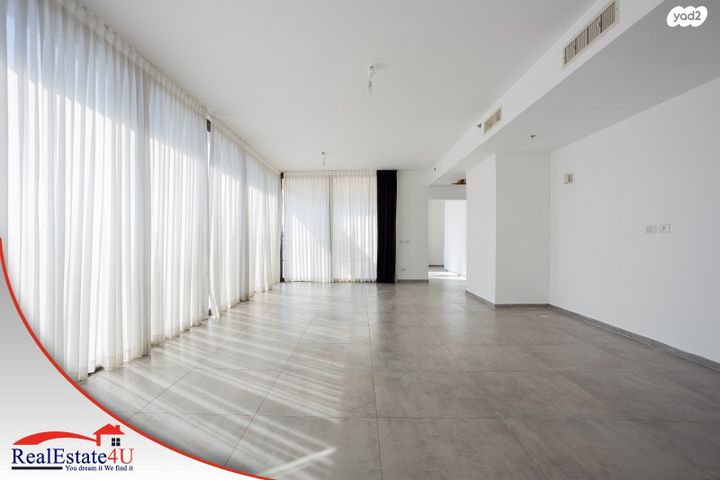 גג/ פנטהאוז, אריק לביא 18, עיר ימים, נתניה