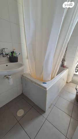 דירה, לוי אשכול, שיכון ד, טבריה