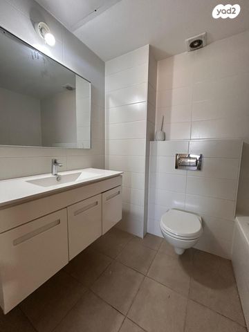 דירה, הרב ניסנבאום 37, אזור תעשיה, בת ים