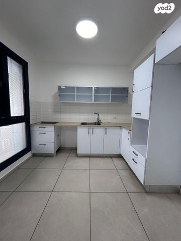 דירה, הרב ניסנבאום 37, אזור תעשיה, בת ים