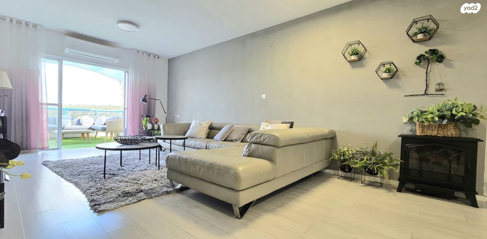 דירת גן, אורנית