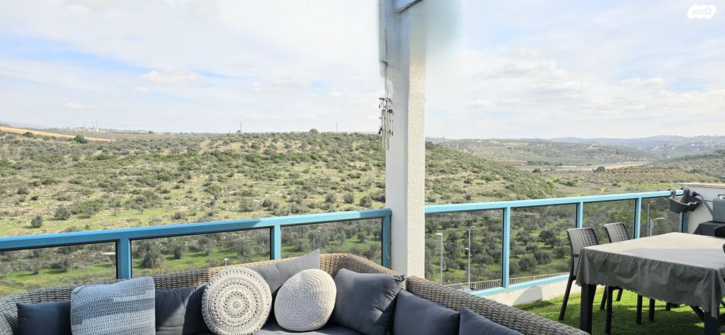 דירת גן, אורנית