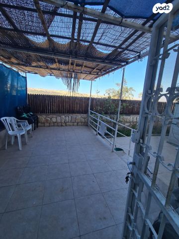 דירת גן, הקרן, כלי שיר, מעלה אדומים