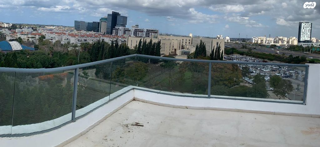 גג/ פנטהאוז, החורש 12, 2008, רעננה