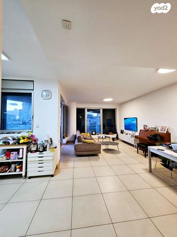 דירה, ניסים אלוני, צמרות איילון, פארק צמרת, תל אביב יפו