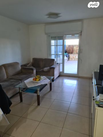 דירת גן, הקרן, כלי שיר, מעלה אדומים