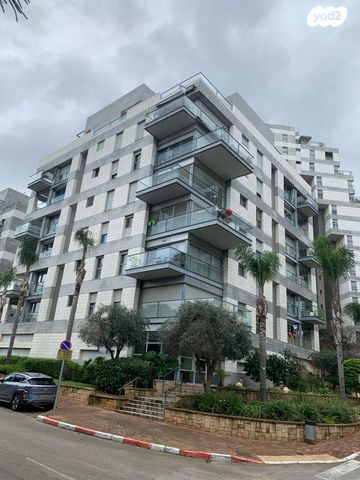 גג/ פנטהאוז, החורש 12, 2008, רעננה