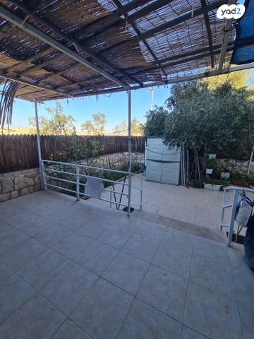 דירת גן, הקרן, כלי שיר, מעלה אדומים