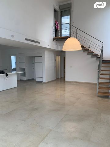 גג/ פנטהאוז, החורש 12, 2008, רעננה