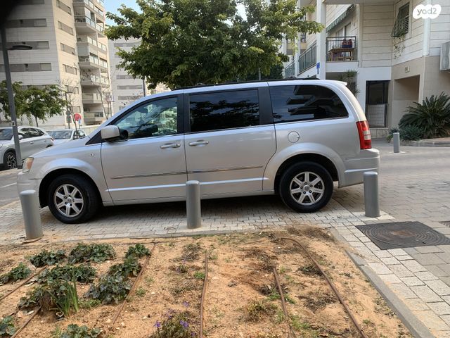 מודעת רכב קרייזלר גראנד וויאג'ר