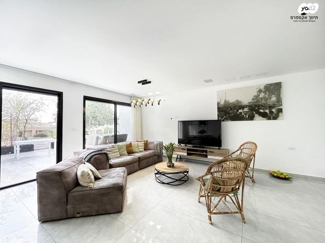 בית פרטי/ קוטג', ציפורן, עומר