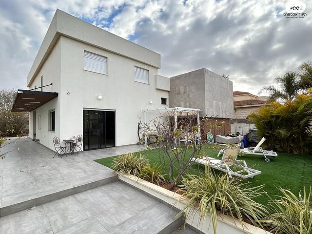 בית פרטי/ קוטג', ציפורן, עומר