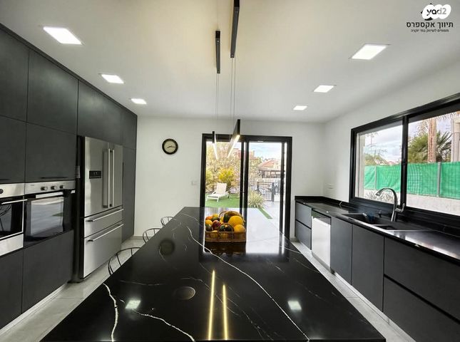 בית פרטי/ קוטג', ציפורן, עומר