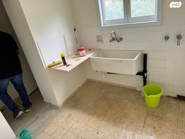 משק עזר, בית יצחק שער חפר