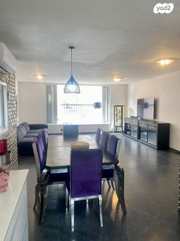 טריפלקס, דוגית, דרום מערב ותיק, בת ים