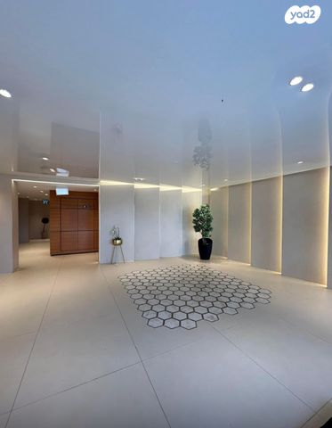 דירה, אהוד מנור, נאות אפק, אפקה, קרית ביאליק