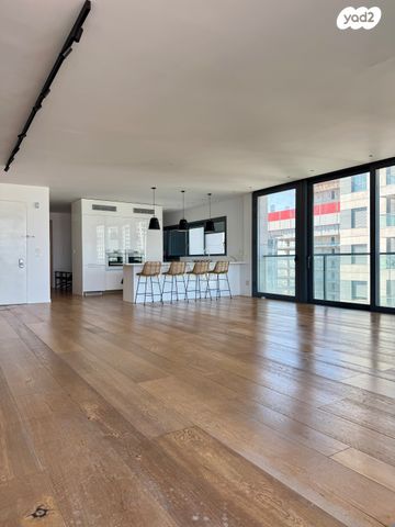 גג/ פנטהאוז, הארבעה 32, גני שרונה, קרית הממשלה, תל אביב יפו