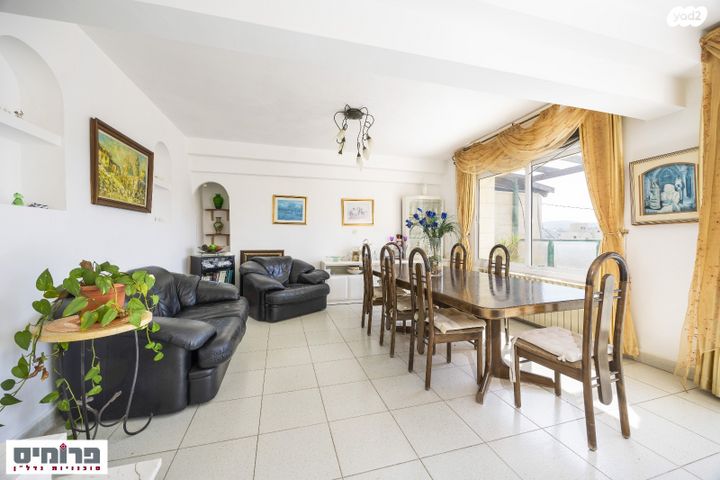 גג/ פנטהאוז, יאנוש קורצ'אק, קרית היובל, ירושלים