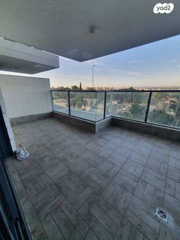 דירה, יגאל אלון, המרכז האזרחי, רמלה