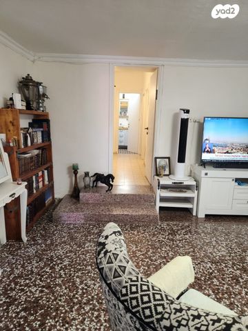 דו משפחתי, הורדים, פוריה נווה עובד