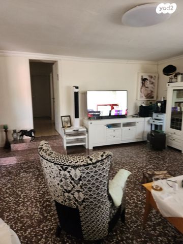 דו משפחתי, הורדים, פוריה נווה עובד