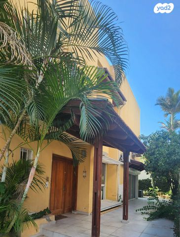 דו משפחתי, חיים לסקוב, קרית הפרחים - 2005, רעננה