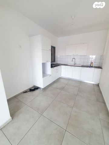 דירה, יגאל אלון, המרכז האזרחי, רמלה