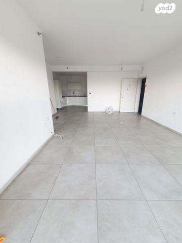 דירה, יגאל אלון, המרכז האזרחי, רמלה