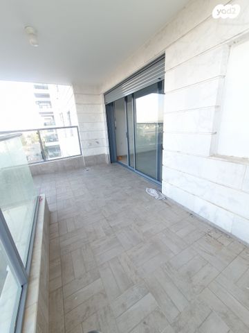 דירה, יגאל אלון, המרכז האזרחי, רמלה