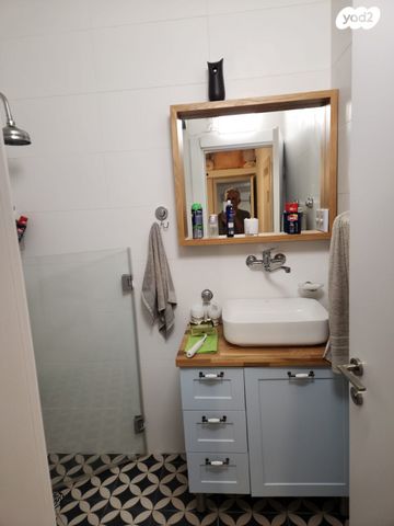 דו משפחתי, הורדים, פוריה נווה עובד