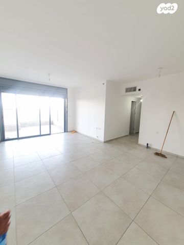 דירה, יגאל אלון, המרכז האזרחי, רמלה