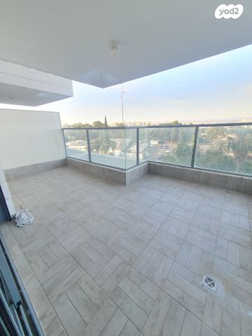 דירה, יגאל אלון, המרכז האזרחי, רמלה