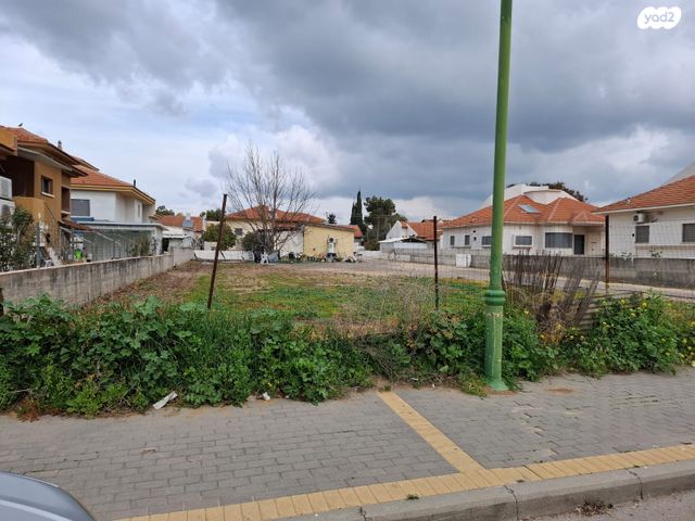 מגרשים, גן יבנה