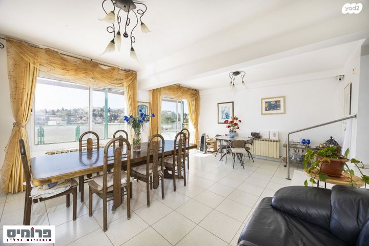 גג/ פנטהאוז, יאנוש קורצ'אק, קרית היובל, ירושלים