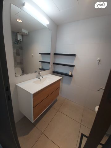 דירה, עין דור, שער פלמר, תחנת רכבת השמונה, חיפה