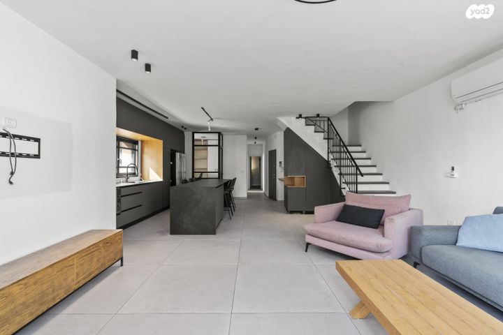 גג/ פנטהאוז, מנדלי מוכר ספרים, אגרובנק, חולון