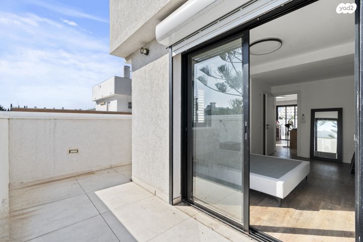 גג/ פנטהאוז, מנדלי מוכר ספרים, אגרובנק, חולון