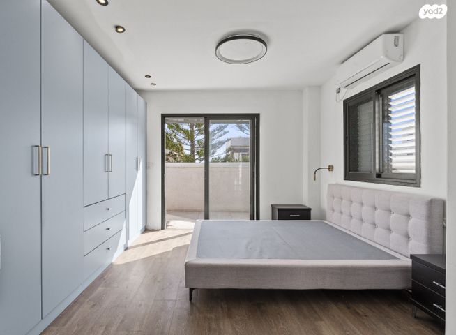 גג/ פנטהאוז, מנדלי מוכר ספרים, אגרובנק, חולון